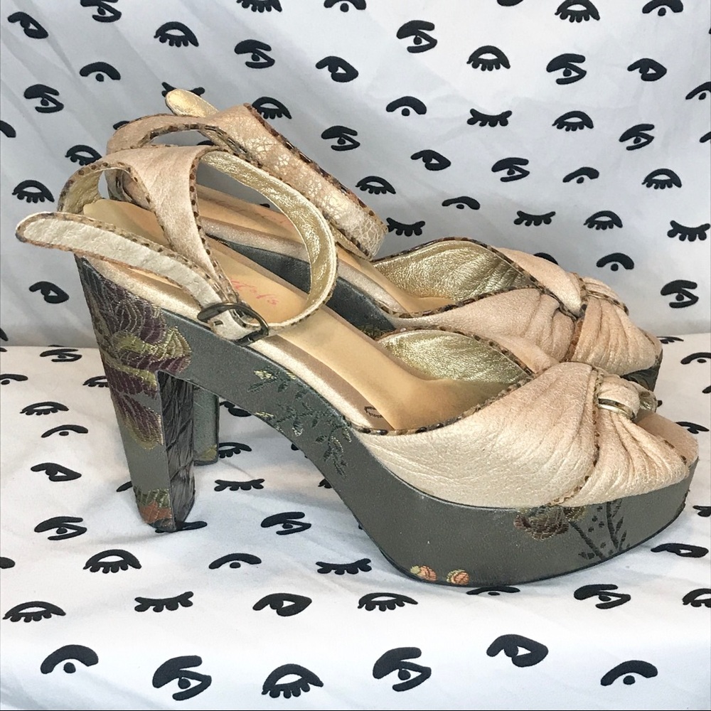 Antique Motif Platform Heels